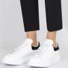 Sneakers McQueen Bianche e Nere in Velluto - Alexander McQueen